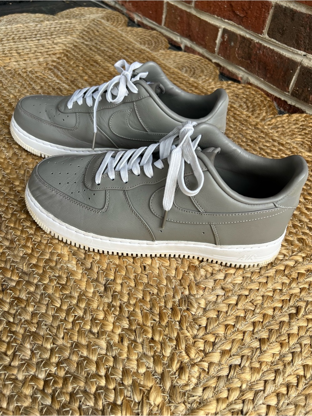 Nike Air Force 1 Men’s Gray Leather Low-Top Sneakers with White Laces Size 10 - Picture 2 of 6
